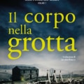 UNA VITTIMA IMPOPOLARE. UN CRIMINE IMPOSSIBILE. UN ASSASSINO IN LIBERTÀ. PER LA PRIMA VOLTA ARRIVA IN ITALIA J. R. ELLIS CON IL ROMANZO GIALLO “IL CORPO NELLA GROTTA”